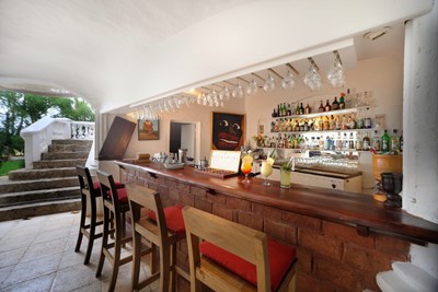 Sirotez un cocktail au bar de l'h�tel