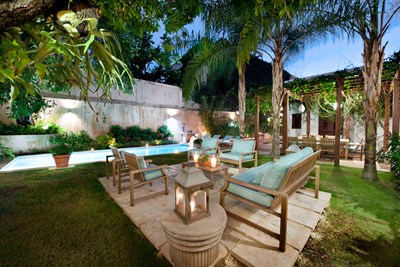 Un jardin luxuriant ponctu� d�une piscine �l�gante