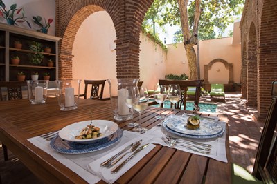 Savourez votre repas sous un patio tropical