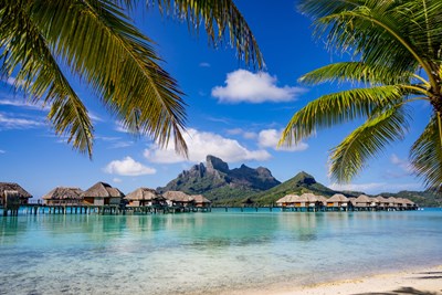 Bora Bora et ses bungalows sur pilotis face aux eaux cristallines
