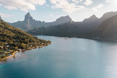 Des montagnes verdoyantes et un lagon translucide
