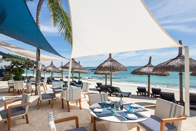 Prenez un verre au Blue Bar au bord de la plage