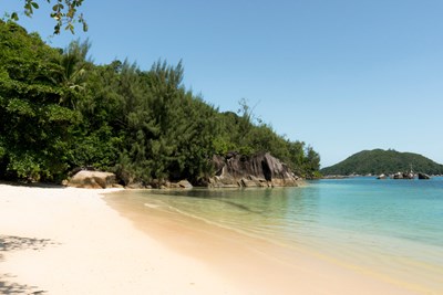Une longue plage de sable blanc