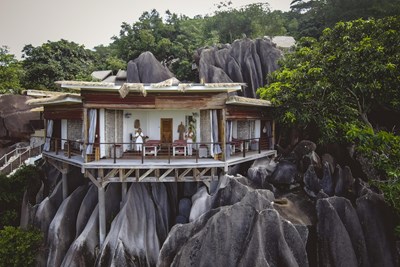 Le spa perch� sur les roches
