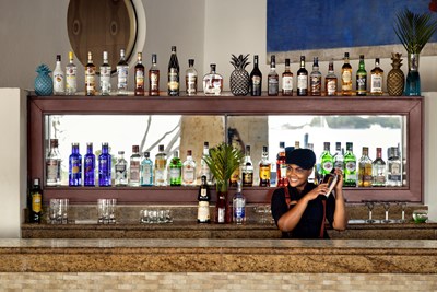 Cocktails rafra�chissants au bar On the Rocks