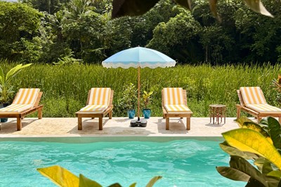 D�tente au bord de la piscine