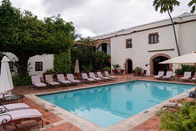 Une piscine paisible nich�e dans un jardin tropical