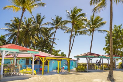 Voici le charmant Yureli Beach Bar aux couleurs tropicales