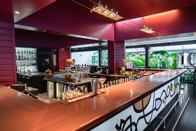 Moment convivial et cosy au bar La Rhumerie