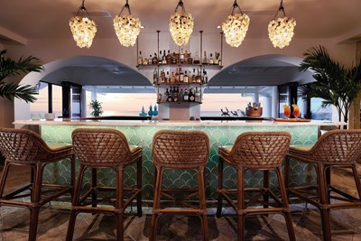 Cocktail au Baie Longue Bar face � l'oc�an