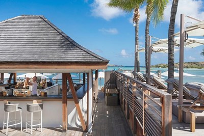 Le pool bar en bord de plage