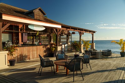 Des cocktails rafra�chissants face au lagon au Waves Bar