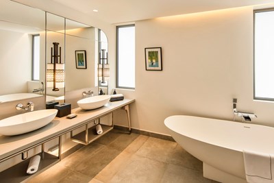 Une salle de bain spacieuse