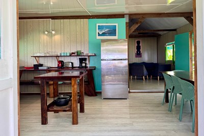 Manomano Lodge - 3BR Paea Beach Bungalow & Kitchen - Int�rieur du Bungalow