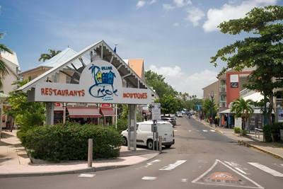 Le Village Cr�ole avec ses restaurants et boutiques