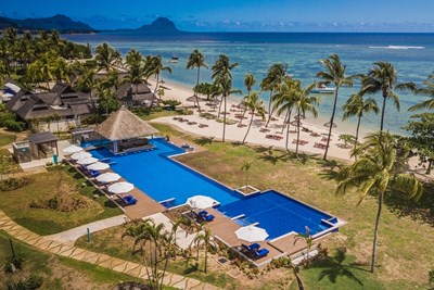 Une grande piscine entour�e de palmiers