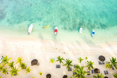 Une plage de sable blanc