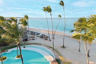Superbe plage bord�e de cocotiers et de sable dor�